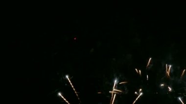 karanlık gece gökyüzünde parlayan havai fişek 4 k video