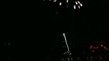 4 k video drak gece gökyüzünde parlayan havai fişek