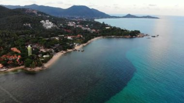 güneşli deniz ve tropik ada şaşırtıcı havadan görünümü 