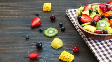 çeşitli olgunlaşmış meyve ve çilek rustik masada ahşap kase 