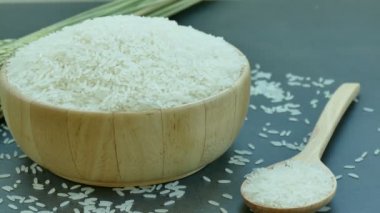 çiğ pirinç ahşap kase ve kaşıklar, video 