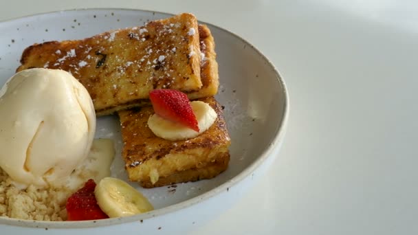 Köstlicher Französischer Toast Mit Bananen Und Erdbeeren Weißem Teller — Stockvideo