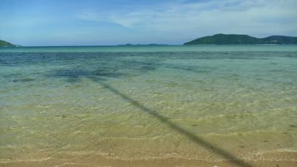 有海浪 沙滩和蓝天的风景如画的码头 — 图库视频影像