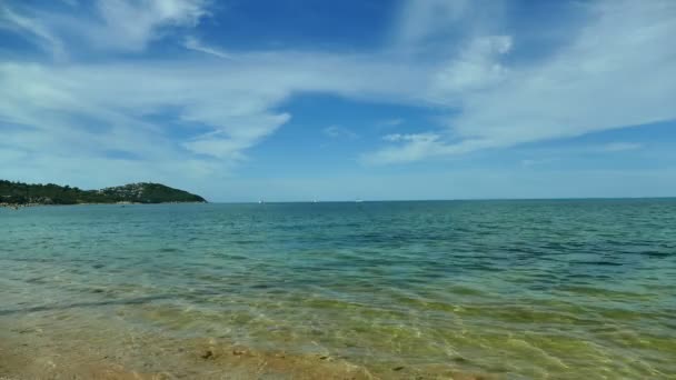 Pittoreska Småbåtshamn Med Horisonten Sandig Strand Och Blå Himmel — Stockvideo