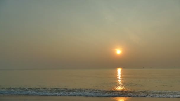 海の波と砂浜のビーチ 劇的な空のサンセット ビュー — ストック動画