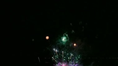 4 k video drak gece gökyüzünde parlayan havai fişek