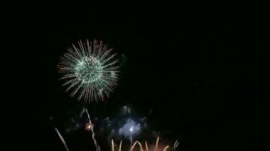4 k video drak gece gökyüzünde parlayan havai fişek
