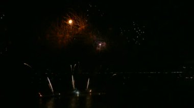 4 k video drak gece gökyüzünde parlayan havai fişek