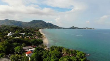 güneşli deniz ve tropik ada şaşırtıcı havadan görünümü 