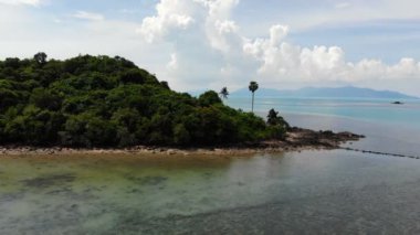 güneşli deniz ve tropik ada şaşırtıcı havadan görünümü 