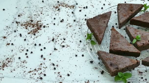 Deliciosos Pasteles Chocolate Rejilla Metal — Vídeo de stock