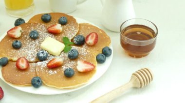 tereyağı ve taze çilek beyaz plaka ile lezzetli gözleme 