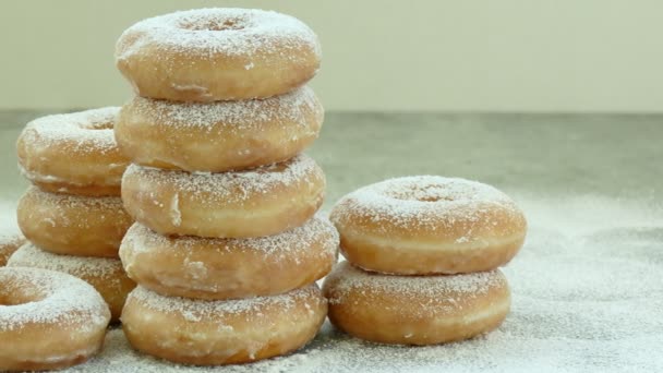 Zoete Zelfgemaakte Donuts Met Poedersuiker Bovenop — Stockvideo