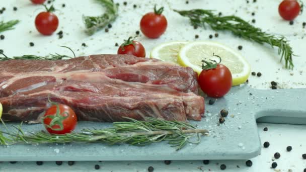 Čerstvé Syrové Hovězí Steak Kořením Pro Vaření — Stock video