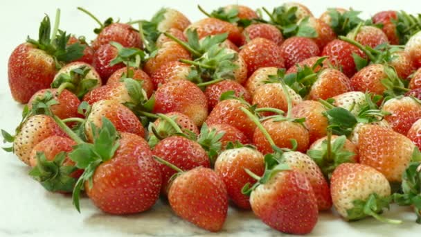 白色背景的新鲜草莓堆 — 图库视频影像