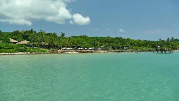 marina pittoresque avec plage tropicale. Vacances et voyages 