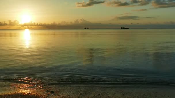 Vista Sul Tramonto Delle Onde Del Mare Spiaggia Sabbiosa Cielo — Video Stock