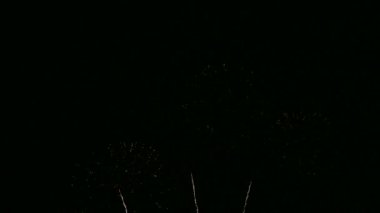 karanlık gece gökyüzünde parlayan havai fişek 4 k video