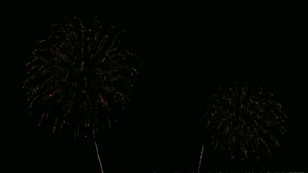 Video Von Feuerwerk Das Trüben Nachthimmel Glüht — Stockvideo