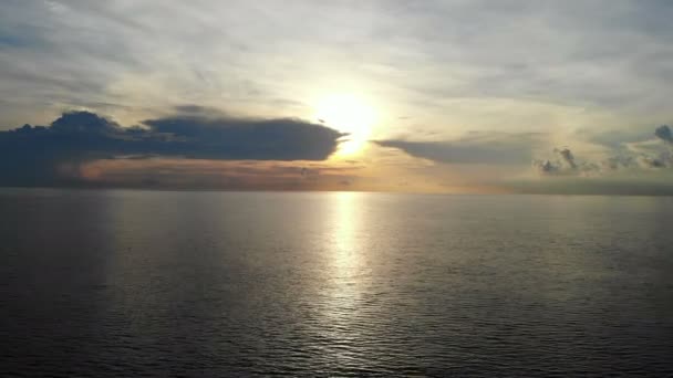 海とドラマチックな夕焼けの素晴らしい空撮 — ストック動画