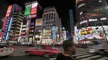 TOKYO - Japon, 29 Temmuz 2018 Shibuya geçidinde yürüyen insanlar