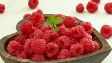 Küçük ahşap kase taze ahududu 