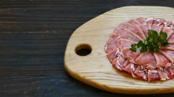 Trozos Carne Fresca Cerdo Cruda Una Tabla Cortar Madera — Vídeo de stock