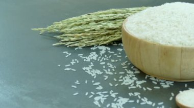 çiğ pirinç ahşap kase ve kaşıklar, video 