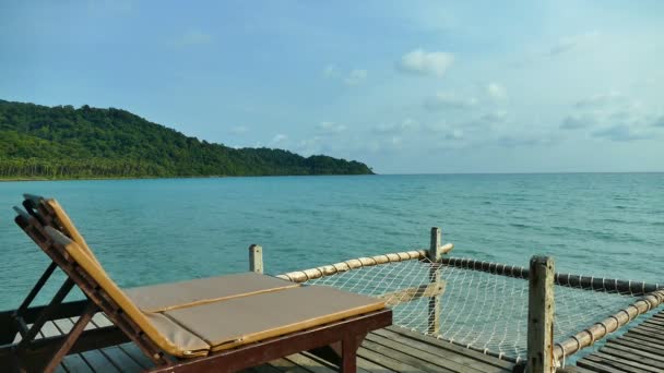 Dos Chaise Lounges Playa Con Olas Azules Del Océano — Vídeos de Stock