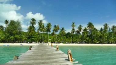 güneşli ahşap iskele ile tropikal plaj 