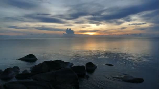 Закат Вид Морские Волны Песчаный Пляж Драматическое Небо — стоковое видео