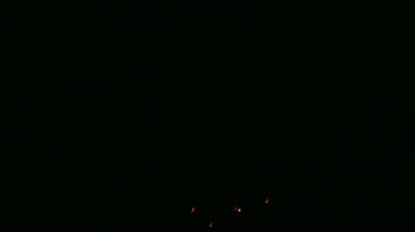 karanlık gece gökyüzünde parlayan havai fişek 4 k video