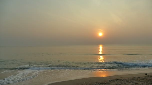 Pôr Sol Vista Das Ondas Mar Praia Areia Céu Dramático — Vídeo de Stock