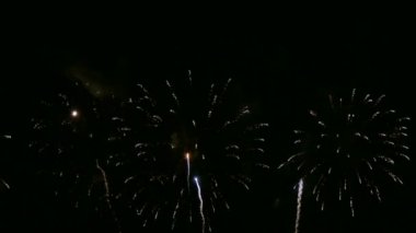 karanlık gece gökyüzünde parlayan havai fişek 4 k video