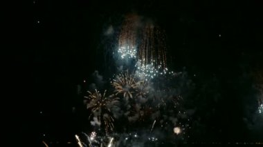 karanlık gece gökyüzünde parlayan havai fişek 4 k video