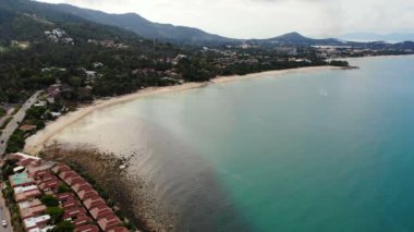 güneşli deniz ve tropik ada şaşırtıcı havadan görünümü 