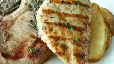 lezzetli karışık barbekü et: sığır eti, domuz eti ve tavuk, video 