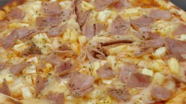 ahşap masa, sağlıksız veya abur cubur kavramı lezzetli pizza