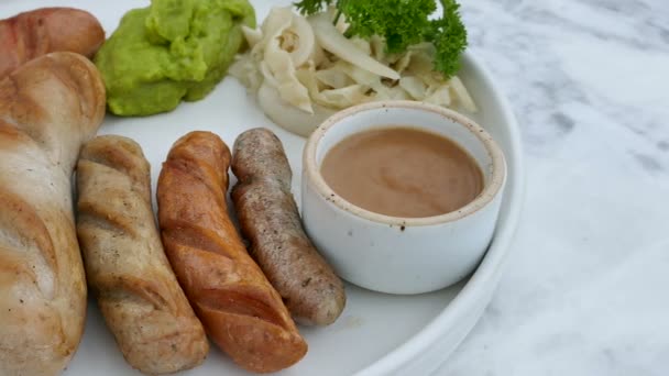 Délicieuses Saucisses Mélangées Avec Sauce Vidéo — Video