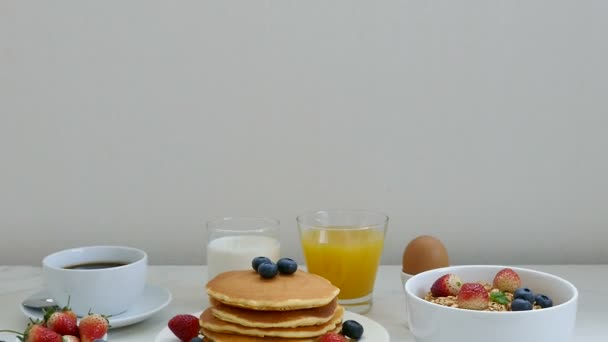 Delicioso Desayuno Con Panqueques Bayas Frescas Café Gachas — Vídeos de Stock