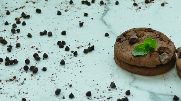 Beyaz Zemin Üzerine Çikolata Damla Ile Lezzetli Yapımı Kurabiye — Stok video