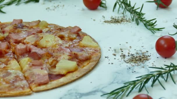美味的比萨饼与洋葱和 Ruccola 不健康或垃圾食品概念 — 图库视频影像