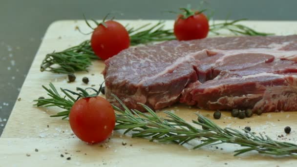 料理のスパイスと新鮮な生の牛肉ステーキ — ストック動画