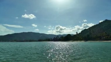 güneşli deniz ve tropik ada şaşırtıcı havadan görünümü 