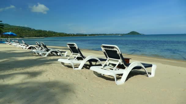 Chaise Lounges Zandstrand Met Blauwe Oceaan Golven — Stockvideo