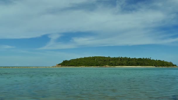 Καταπληκτική Εναέρια Θέα Της Θάλασσας Και Τροπικό Νησί Ηλιόλουστη Ημέρα — Αρχείο Βίντεο