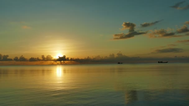 沙滩和戏剧性的天空 慢动作的日落视图 — 图库视频影像