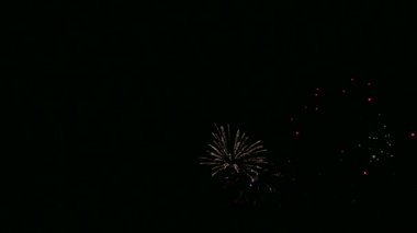 karanlık gece gökyüzünde parlayan havai fişek 4 k video
