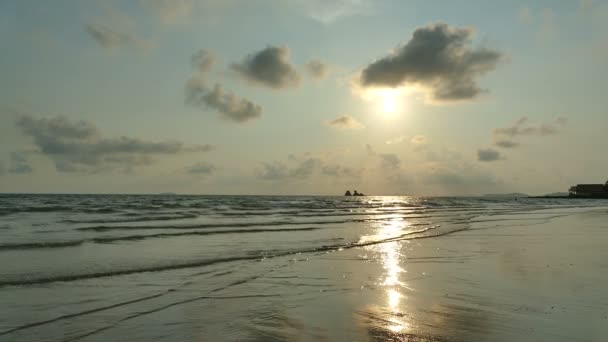 Sonnenuntergang Blick Auf Meereswellen Sandstrand Und Dramatischen Himmel Zeitlupe — Stockvideo