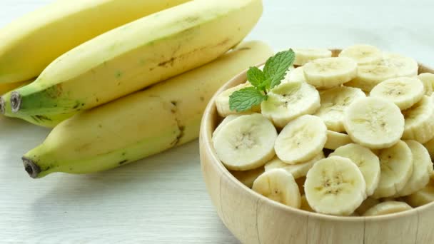 Bananas Fatiadas Tigela Madeira Bananas Inteiras Mesa — Vídeo de Stock